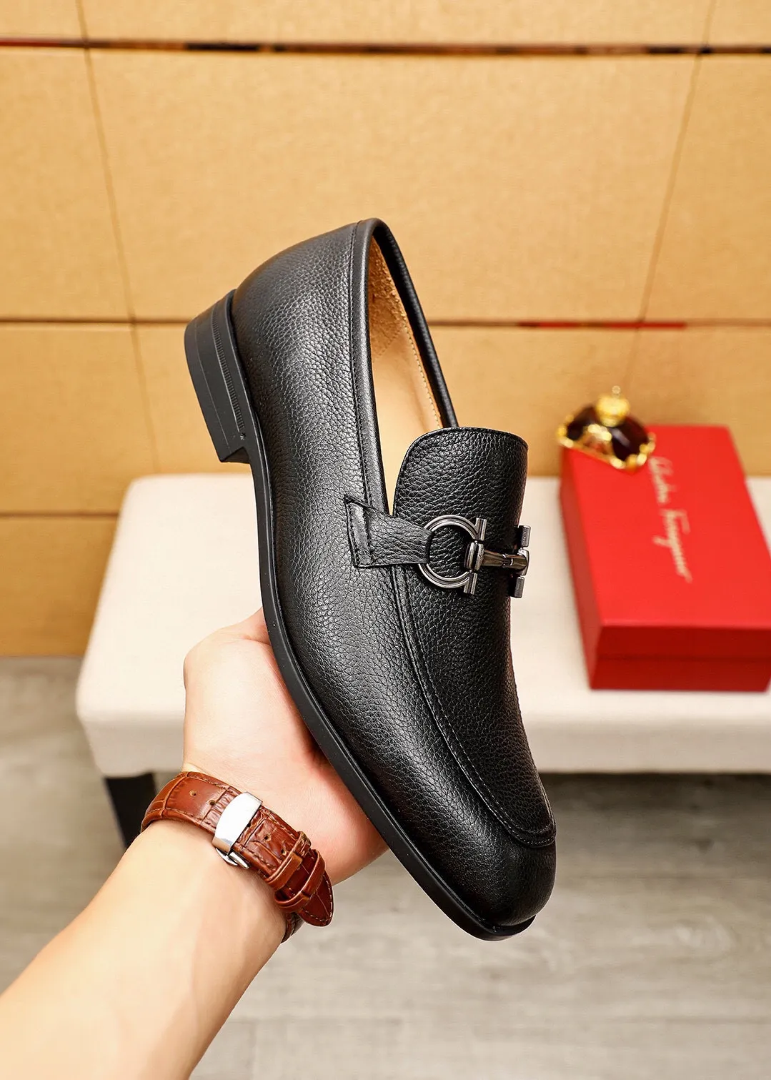 Men's shoes 💰480 💐 Product trademark: Ferragamo "Ferragamo" casual leather shoes Regular size: 38-44 (45🉑️customized) Product materials: Selected imported first-layer pebbled cowhide leather upper + luxury hardware buckle, imported water-dyed cow leather lining. Strong three-dimensional visual effect, original rubber outsole Color: 3⃣️seed leather materials available